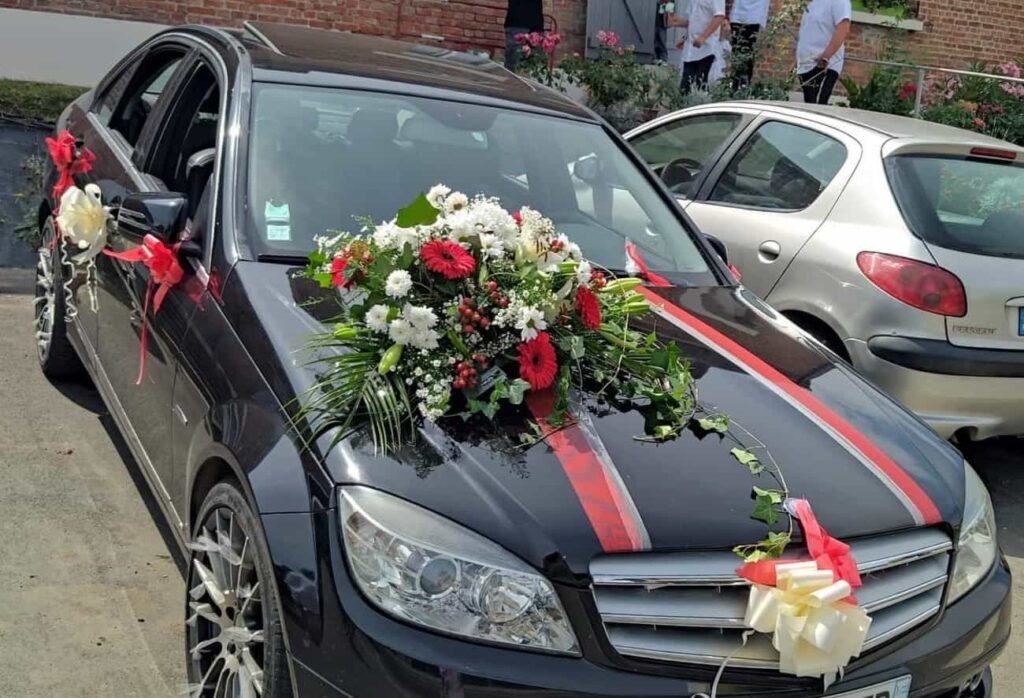 Décoration florale de voiture de mariage, fleuriste mariage à Bapaume